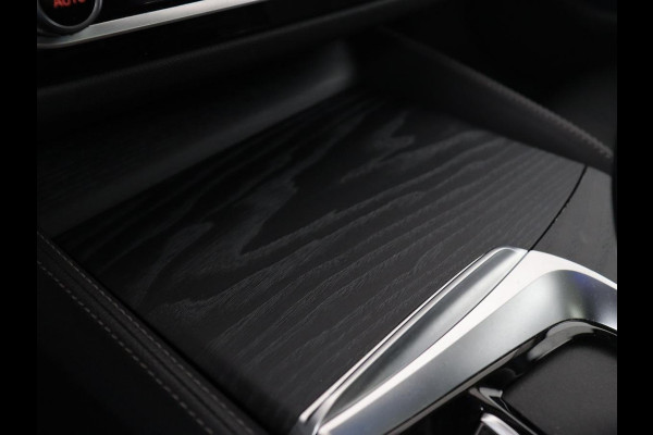BMW 5 Serie 530e Luxury Line | Panoramadak | Adaptive cruise | Leder | Massage | Head-Up | LaserLight | Carplay | Sfeerverlichting | Keyless | Navigatie | Achterbankverwarming | PHEV | Plug In