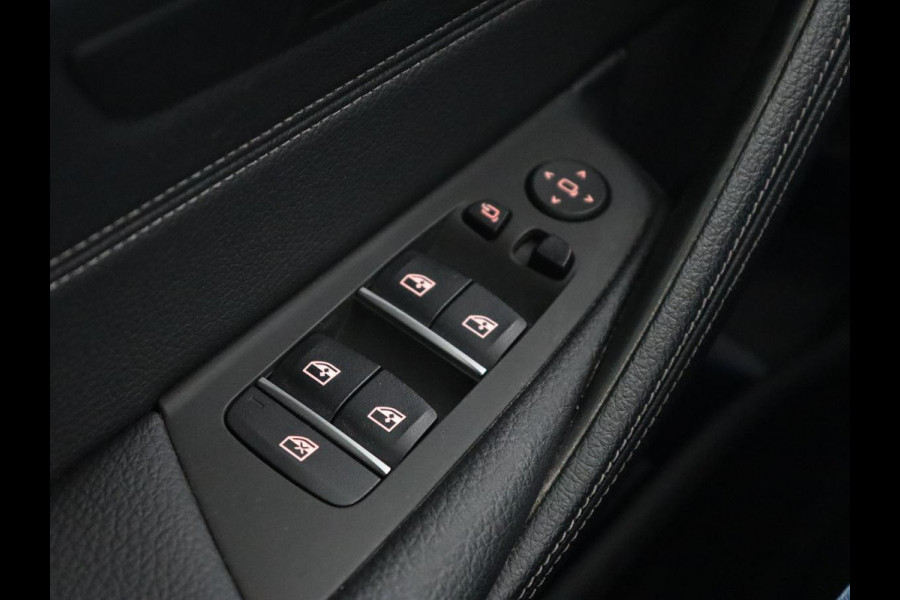 BMW 5 Serie 530e Luxury Line | Panoramadak | Adaptive cruise | Leder | Massage | Head-Up | LaserLight | Carplay | Sfeerverlichting | Keyless | Navigatie | Achterbankverwarming | PHEV | Plug In