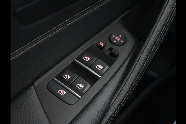 BMW 5 Serie 530e Luxury Line | Panoramadak | Adaptive cruise | Leder | Massage | Head-Up | LaserLight | Carplay | Sfeerverlichting | Keyless | Navigatie | Achterbankverwarming | PHEV | Plug In