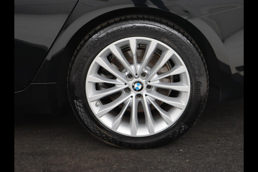 BMW 5 Serie 530e Luxury Line | Panoramadak | Adaptive cruise | Leder | Massage | Head-Up | LaserLight | Carplay | Sfeerverlichting | Keyless | Navigatie | Achterbankverwarming | PHEV | Plug In