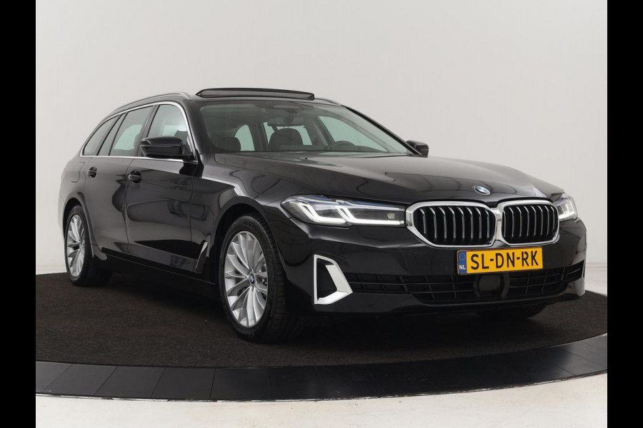 BMW 5 Serie 530e Luxury Line | Panoramadak | Adaptive cruise | Leder | Massage | Head-Up | LaserLight | Carplay | Sfeerverlichting | Keyless | Navigatie | Achterbankverwarming | PHEV | Plug In
