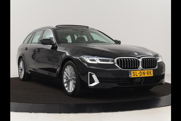 BMW 5 Serie 530e Luxury Line | Panoramadak | Adaptive cruise | Leder | Massage | Head-Up | LaserLight | Carplay | Sfeerverlichting | Keyless | Navigatie | Achterbankverwarming | PHEV | Plug In