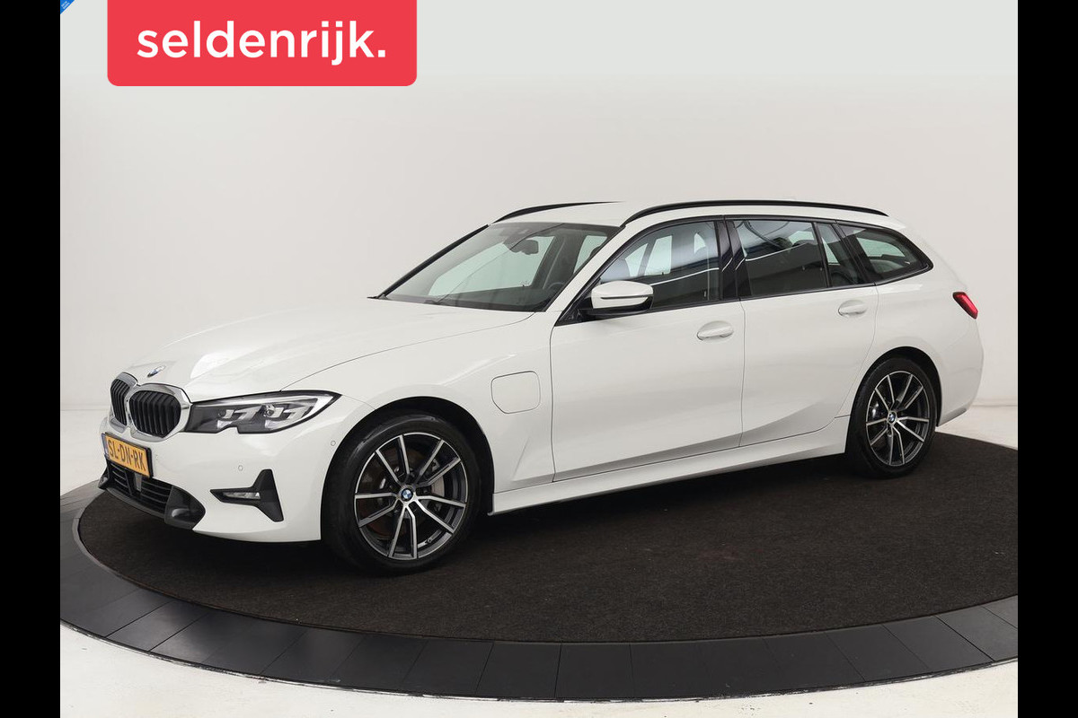BMW 3-serie 330e Sport Line | Stoelverwarming | Adaptive cruise | Sportstoelen | Sfeerverlichting | Navigatie | Full LED | Half leder | Live Cockpit | Parkeerhulp | Climate control | PHEV | Plug In