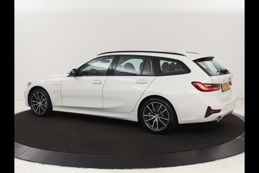 BMW 3-serie 330e Sport Line | Stoelverwarming | Adaptive cruise | Sportstoelen | Sfeerverlichting | Navigatie | Full LED | Half leder | Live Cockpit | Parkeerhulp | Climate control | PHEV | Plug In