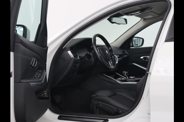 BMW 3-serie 330e Sport Line | Stoelverwarming | Adaptive cruise | Sportstoelen | Sfeerverlichting | Navigatie | Full LED | Half leder | Live Cockpit | Parkeerhulp | Climate control | PHEV | Plug In