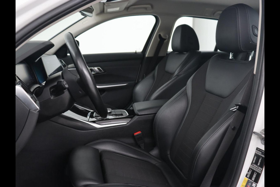 BMW 3-serie 330e Sport Line | Stoelverwarming | Adaptive cruise | Sportstoelen | Sfeerverlichting | Navigatie | Full LED | Half leder | Live Cockpit | Parkeerhulp | Climate control | PHEV | Plug In