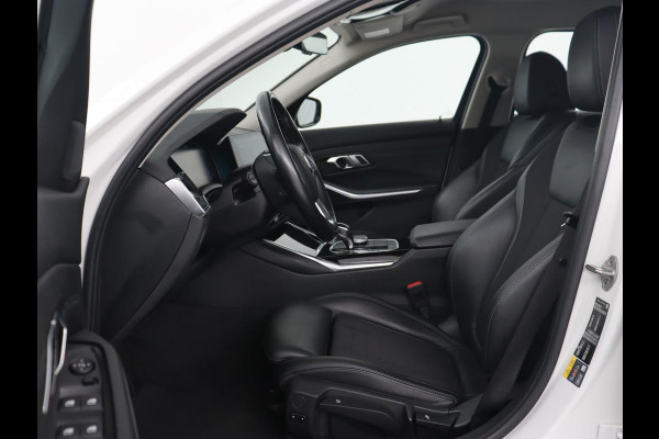 BMW 3-serie 330e Sport Line | Stoelverwarming | Adaptive cruise | Sportstoelen | Sfeerverlichting | Navigatie | Full LED | Half leder | Live Cockpit | Parkeerhulp | Climate control | PHEV | Plug In