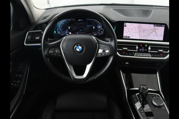 BMW 3-serie 330e Sport Line | Stoelverwarming | Adaptive cruise | Sportstoelen | Sfeerverlichting | Navigatie | Full LED | Half leder | Live Cockpit | Parkeerhulp | Climate control | PHEV | Plug In