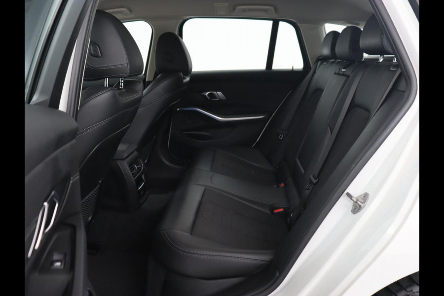 BMW 3-serie 330e Sport Line | Stoelverwarming | Adaptive cruise | Sportstoelen | Sfeerverlichting | Navigatie | Full LED | Half leder | Live Cockpit | Parkeerhulp | Climate control | PHEV | Plug In