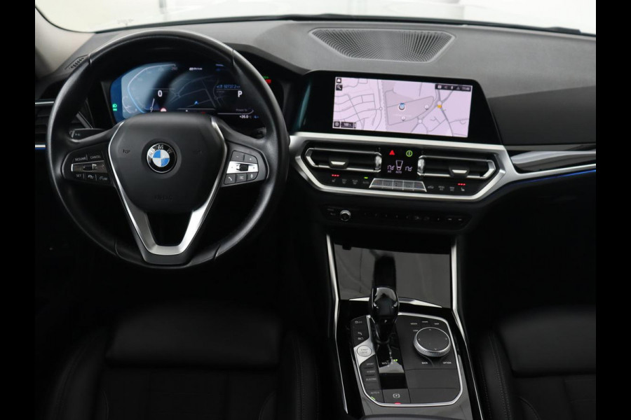 BMW 3-serie 330e Sport Line | Stoelverwarming | Adaptive cruise | Sportstoelen | Sfeerverlichting | Navigatie | Full LED | Half leder | Live Cockpit | Parkeerhulp | Climate control | PHEV | Plug In