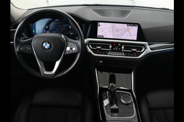 BMW 3-serie 330e Sport Line | Stoelverwarming | Adaptive cruise | Sportstoelen | Sfeerverlichting | Navigatie | Full LED | Half leder | Live Cockpit | Parkeerhulp | Climate control | PHEV | Plug In
