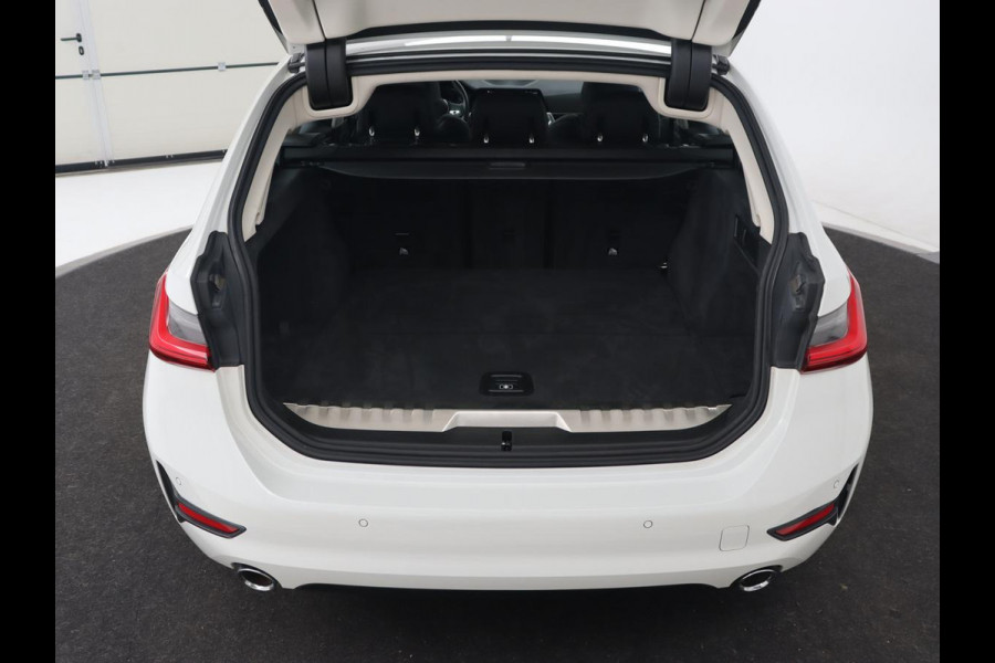 BMW 3-serie 330e Sport Line | Stoelverwarming | Adaptive cruise | Sportstoelen | Sfeerverlichting | Navigatie | Full LED | Half leder | Live Cockpit | Parkeerhulp | Climate control | PHEV | Plug In