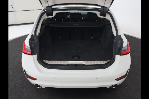 BMW 3-serie 330e Sport Line | Stoelverwarming | Adaptive cruise | Sportstoelen | Sfeerverlichting | Navigatie | Full LED | Half leder | Live Cockpit | Parkeerhulp | Climate control | PHEV | Plug In