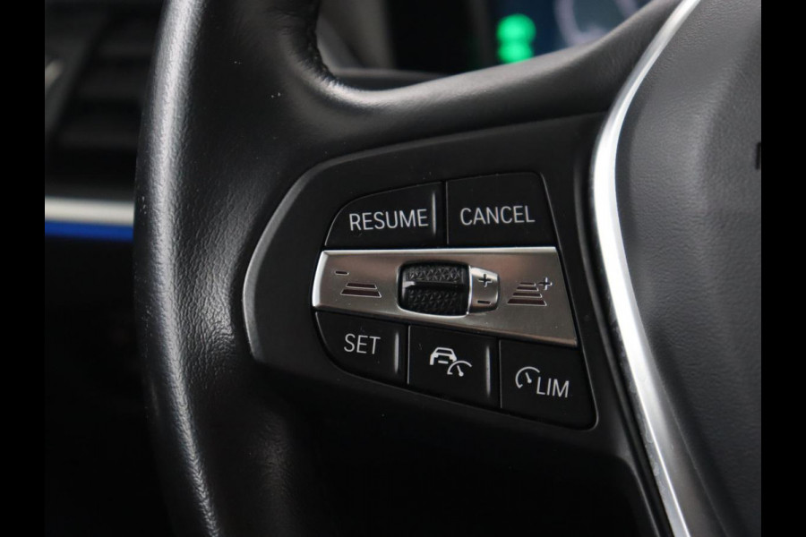 BMW 3-serie 330e Sport Line | Stoelverwarming | Adaptive cruise | Sportstoelen | Sfeerverlichting | Navigatie | Full LED | Half leder | Live Cockpit | Parkeerhulp | Climate control | PHEV | Plug In