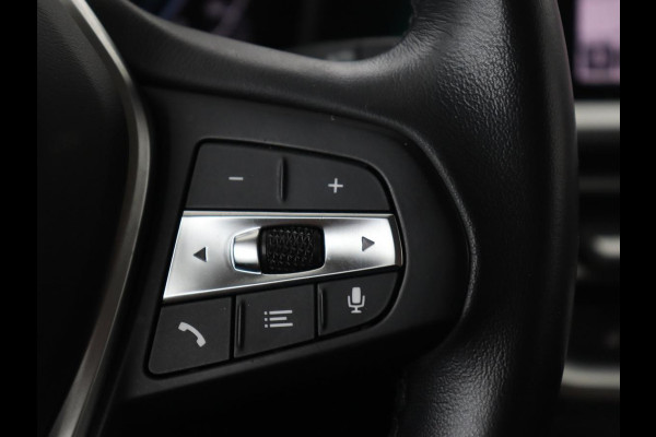 BMW 3-serie 330e Sport Line | Stoelverwarming | Adaptive cruise | Sportstoelen | Sfeerverlichting | Navigatie | Full LED | Half leder | Live Cockpit | Parkeerhulp | Climate control | PHEV | Plug In