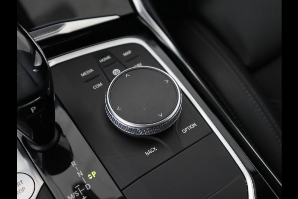 BMW 3-serie 330e Sport Line | Stoelverwarming | Adaptive cruise | Sportstoelen | Sfeerverlichting | Navigatie | Full LED | Half leder | Live Cockpit | Parkeerhulp | Climate control | PHEV | Plug In
