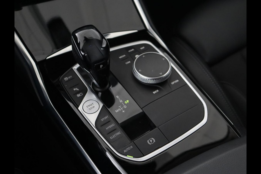 BMW 3-serie 330e Sport Line | Stoelverwarming | Adaptive cruise | Sportstoelen | Sfeerverlichting | Navigatie | Full LED | Half leder | Live Cockpit | Parkeerhulp | Climate control | PHEV | Plug In