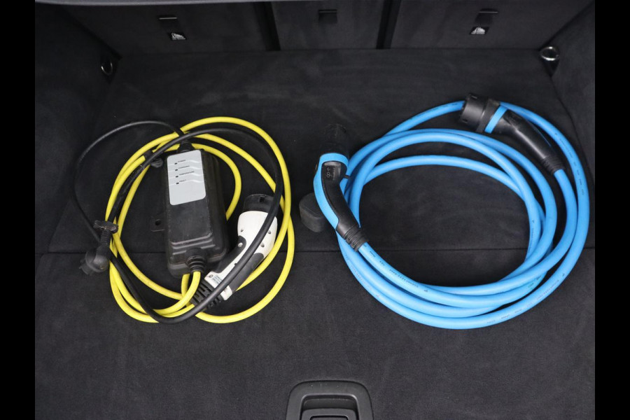 BMW 3-serie 330e Sport Line | Stoelverwarming | Adaptive cruise | Sportstoelen | Sfeerverlichting | Navigatie | Full LED | Half leder | Live Cockpit | Parkeerhulp | Climate control | PHEV | Plug In