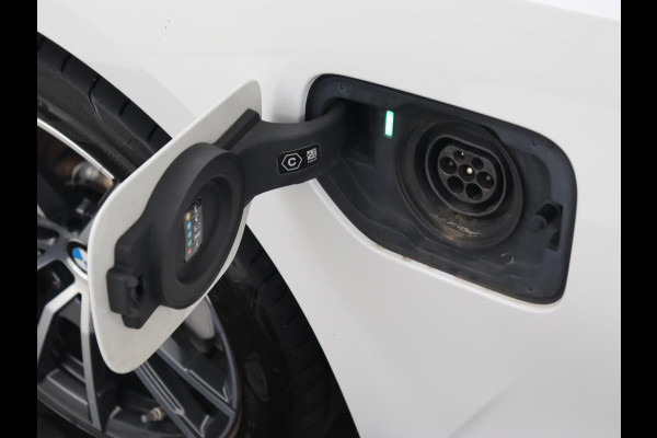 BMW 3-serie 330e Sport Line | Stoelverwarming | Adaptive cruise | Sportstoelen | Sfeerverlichting | Navigatie | Full LED | Half leder | Live Cockpit | Parkeerhulp | Climate control | PHEV | Plug In