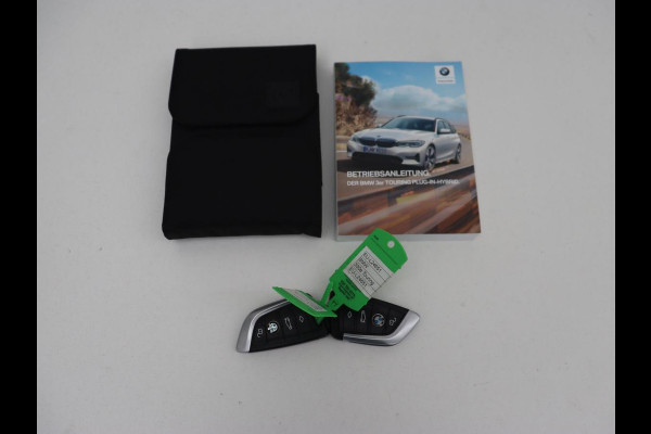 BMW 3-serie 330e Sport Line | Stoelverwarming | Adaptive cruise | Sportstoelen | Sfeerverlichting | Navigatie | Full LED | Half leder | Live Cockpit | Parkeerhulp | Climate control | PHEV | Plug In