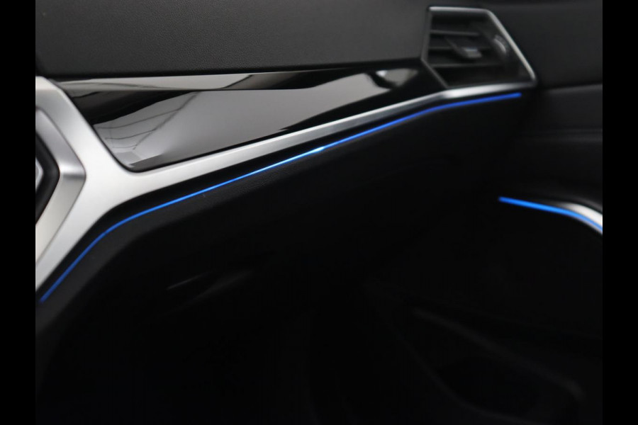 BMW 3-serie 330e Sport Line | Stoelverwarming | Adaptive cruise | Sportstoelen | Sfeerverlichting | Navigatie | Full LED | Half leder | Live Cockpit | Parkeerhulp | Climate control | PHEV | Plug In