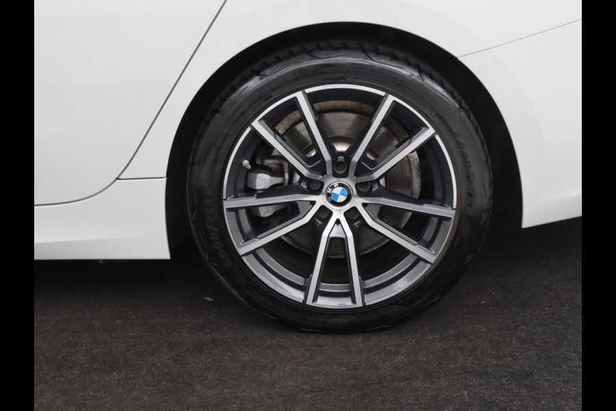 BMW 3-serie 330e Sport Line | Stoelverwarming | Adaptive cruise | Sportstoelen | Sfeerverlichting | Navigatie | Full LED | Half leder | Live Cockpit | Parkeerhulp | Climate control | PHEV | Plug In