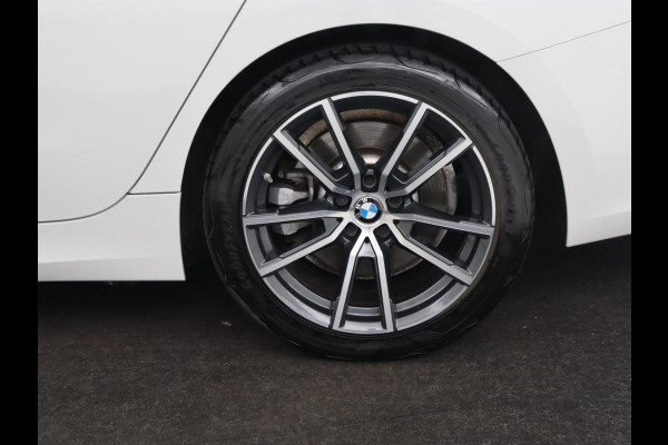 BMW 3-serie 330e Sport Line | Stoelverwarming | Adaptive cruise | Sportstoelen | Sfeerverlichting | Navigatie | Full LED | Half leder | Live Cockpit | Parkeerhulp | Climate control | PHEV | Plug In