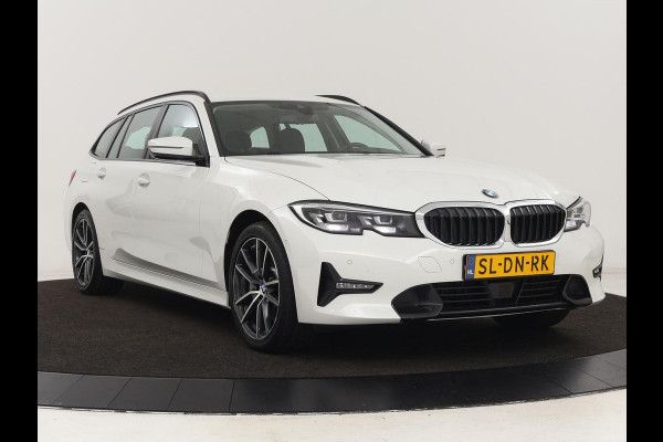 BMW 3-serie 330e Sport Line | Stoelverwarming | Adaptive cruise | Sportstoelen | Sfeerverlichting | Navigatie | Full LED | Half leder | Live Cockpit | Parkeerhulp | Climate control | PHEV | Plug In
