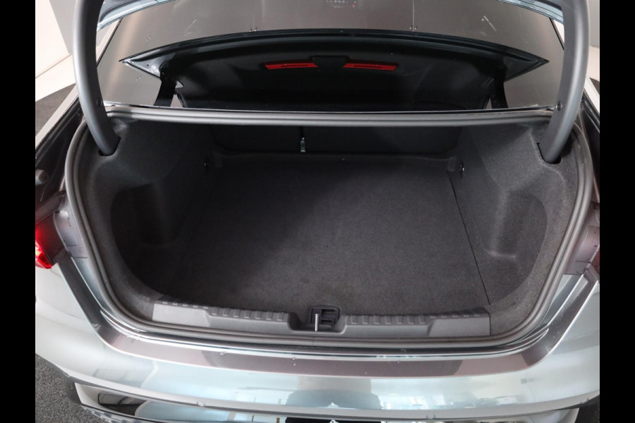 Audi A3 Limousine 30 TFSI S edition 116 pk S-tronic | Verlengde garantie | Navigatie | Parkeersensoren (Park assist) | Achteruitrijcamera | Adaptieve cruise control | S-Line |