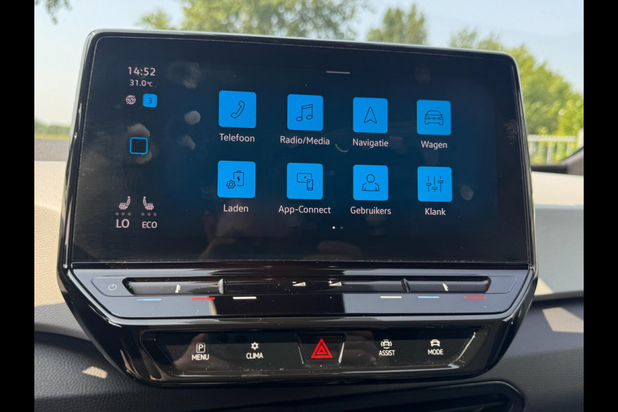Volkswagen ID.3 First Plus 58 kWh AFNEEMBARE TREKHAAK / CAMERA / CARPLAY / CRUISE CONTROL / STOELVERWARMING / ECC / NAVIGATIE