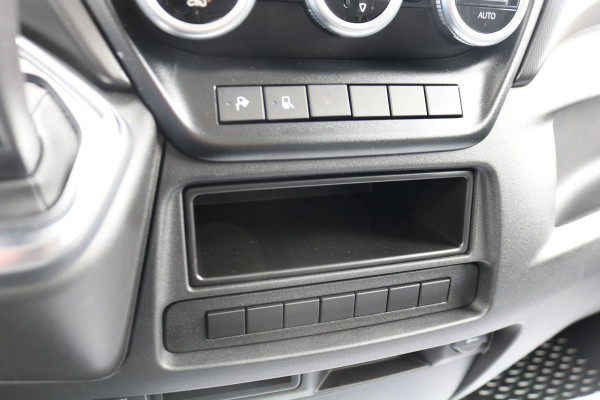Iveco Daily 35S18 Hi-Matic L2 H2 Airco Navigatie Trekhaak Digitaal Dashboard