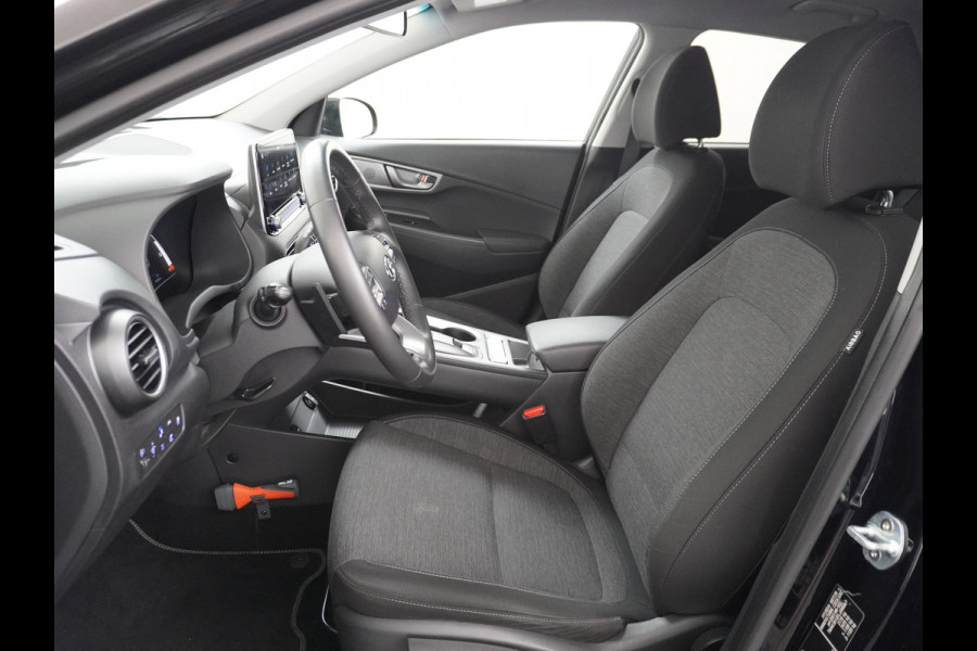 Hyundai Kona EV 64kWh Camera Apple Carplay/Android Auto Navi Adaptive Cruise Camera HUD Trekhaak Pdc-V+A 17"LM Lane Assist Blind Spot Monitor FCA Keyless Led Etms systeem Forward Collision-Avoidance Assist Highway assist sys Origineel NLse auto,  garantie op accu 06-07-2028/160.000km
