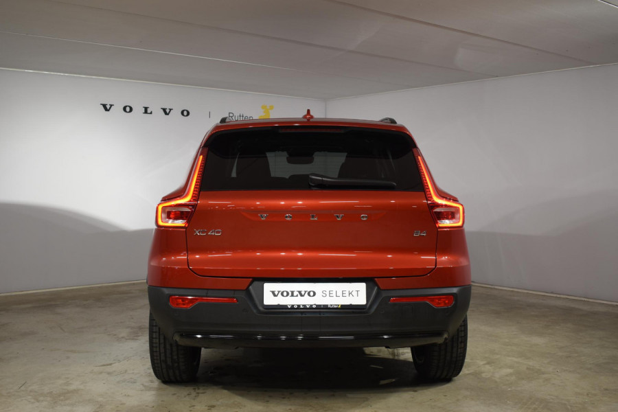 Volvo XC40 B4 211PK Automaat Ultimate Dark / Adaptieve Cruisecontrol / Elektr. schuifdak / Leer / Stoelverwarming / Stuurverwarming / Elektrische Stoelen / Elektr. achterklep / Harman Kardon / 360 graden camera /20" velgen