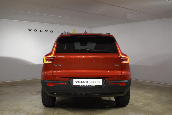 Volvo XC40 B4 211PK Automaat Ultimate Dark / Adaptieve Cruisecontrol / Elektr. schuifdak / Leer / Stoelverwarming / Stuurverwarming / Elektrische Stoelen / Elektr. achterklep / Harman Kardon / 360 graden camera /20" velgen