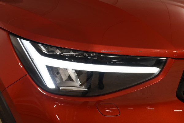 Volvo XC40 B4 211PK Automaat Ultimate Dark / Adaptieve Cruisecontrol / Elektr. schuifdak / Leer / Stoelverwarming / Stuurverwarming / Elektrische Stoelen / Elektr. achterklep / Harman Kardon / 360 graden camera /20" velgen