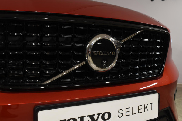 Volvo XC40 B4 211PK Automaat Ultimate Dark / Adaptieve Cruisecontrol / Elektr. schuifdak / Leer / Stoelverwarming / Stuurverwarming / Elektrische Stoelen / Elektr. achterklep / Harman Kardon / 360 graden camera /20" velgen