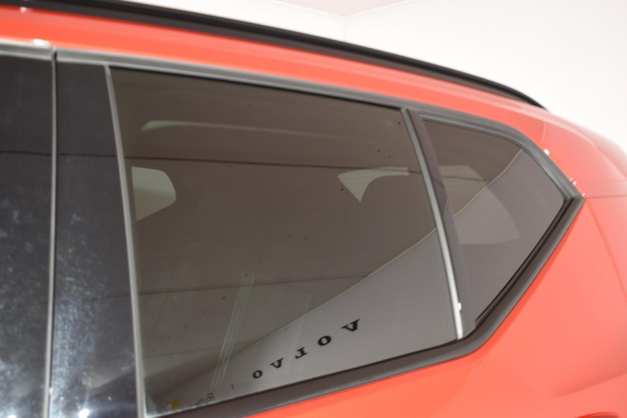 Volvo XC40 B4 211PK Automaat Ultimate Dark / Adaptieve Cruisecontrol / Elektr. schuifdak / Leer / Stoelverwarming / Stuurverwarming / Elektrische Stoelen / Elektr. achterklep / Harman Kardon / 360 graden camera /20" velgen