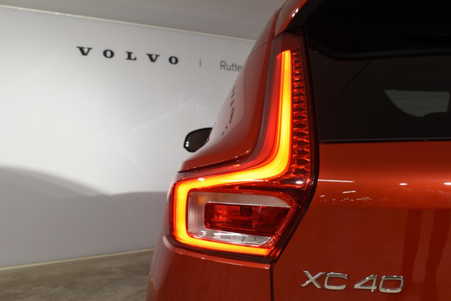 Volvo XC40 B4 211PK Automaat Ultimate Dark / Adaptieve Cruisecontrol / Elektr. schuifdak / Leer / Stoelverwarming / Stuurverwarming / Elektrische Stoelen / Elektr. achterklep / Harman Kardon / 360 graden camera /20" velgen