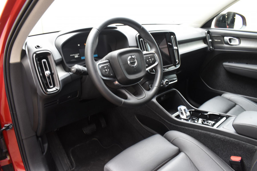 Volvo XC40 B4 211PK Automaat Ultimate Dark / Adaptieve Cruisecontrol / Elektr. schuifdak / Leer / Stoelverwarming / Stuurverwarming / Elektrische Stoelen / Elektr. achterklep / Harman Kardon / 360 graden camera /20" velgen