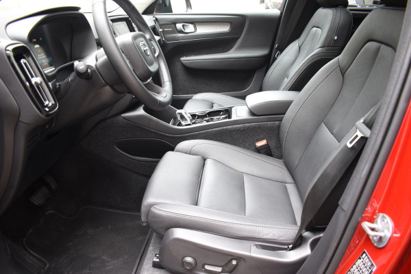 Volvo XC40 B4 211PK Automaat Ultimate Dark / Adaptieve Cruisecontrol / Elektr. schuifdak / Leer / Stoelverwarming / Stuurverwarming / Elektrische Stoelen / Elektr. achterklep / Harman Kardon / 360 graden camera /20" velgen