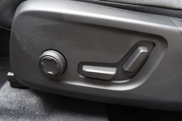 Volvo XC40 B4 211PK Automaat Ultimate Dark / Adaptieve Cruisecontrol / Elektr. schuifdak / Leer / Stoelverwarming / Stuurverwarming / Elektrische Stoelen / Elektr. achterklep / Harman Kardon / 360 graden camera /20" velgen