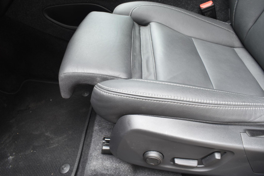 Volvo XC40 B4 211PK Automaat Ultimate Dark / Adaptieve Cruisecontrol / Elektr. schuifdak / Leer / Stoelverwarming / Stuurverwarming / Elektrische Stoelen / Elektr. achterklep / Harman Kardon / 360 graden camera /20" velgen