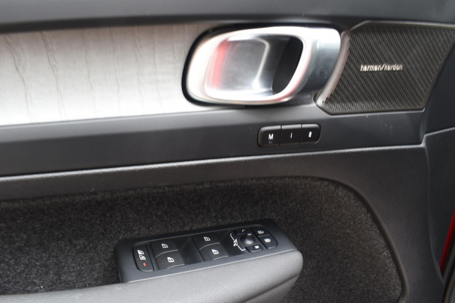 Volvo XC40 B4 211PK Automaat Ultimate Dark / Adaptieve Cruisecontrol / Elektr. schuifdak / Leer / Stoelverwarming / Stuurverwarming / Elektrische Stoelen / Elektr. achterklep / Harman Kardon / 360 graden camera /20" velgen