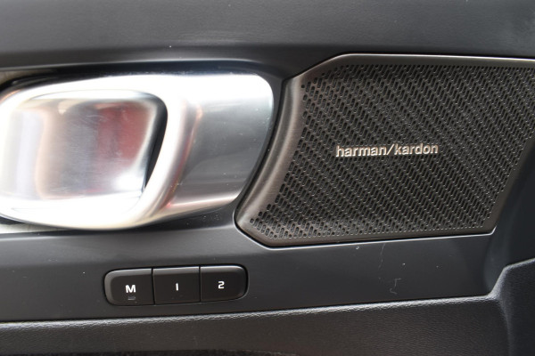 Volvo XC40 B4 211PK Automaat Ultimate Dark / Adaptieve Cruisecontrol / Elektr. schuifdak / Leer / Stoelverwarming / Stuurverwarming / Elektrische Stoelen / Elektr. achterklep / Harman Kardon / 360 graden camera /20" velgen