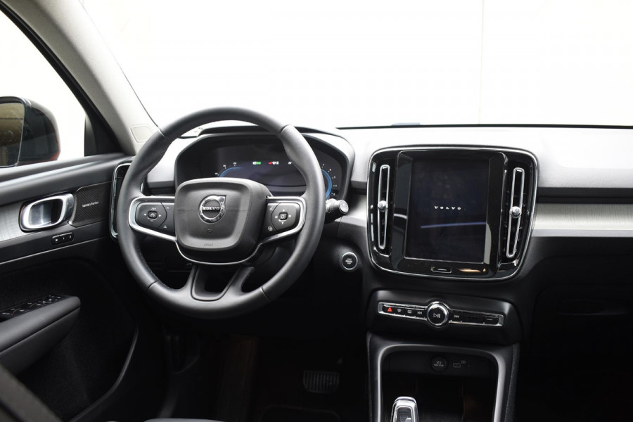 Volvo XC40 B4 211PK Automaat Ultimate Dark / Adaptieve Cruisecontrol / Elektr. schuifdak / Leer / Stoelverwarming / Stuurverwarming / Elektrische Stoelen / Elektr. achterklep / Harman Kardon / 360 graden camera /20" velgen