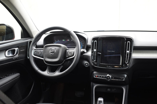 Volvo XC40 B4 211PK Automaat Ultimate Dark / Adaptieve Cruisecontrol / Elektr. schuifdak / Leer / Stoelverwarming / Stuurverwarming / Elektrische Stoelen / Elektr. achterklep / Harman Kardon / 360 graden camera /20" velgen