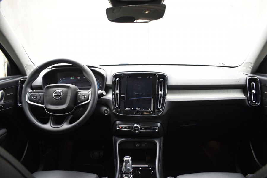 Volvo XC40 B4 211PK Automaat Ultimate Dark / Adaptieve Cruisecontrol / Elektr. schuifdak / Leer / Stoelverwarming / Stuurverwarming / Elektrische Stoelen / Elektr. achterklep / Harman Kardon / 360 graden camera /20" velgen