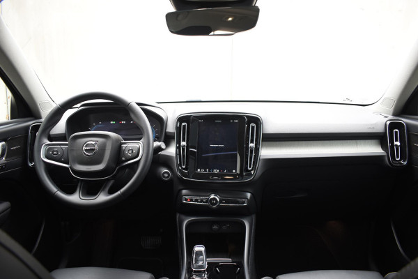 Volvo XC40 B4 211PK Automaat Ultimate Dark / Adaptieve Cruisecontrol / Elektr. schuifdak / Leer / Stoelverwarming / Stuurverwarming / Elektrische Stoelen / Elektr. achterklep / Harman Kardon / 360 graden camera /20" velgen