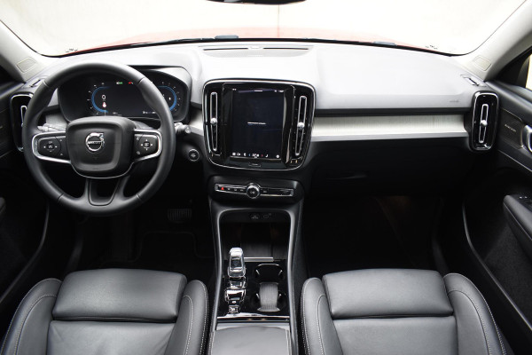 Volvo XC40 B4 211PK Automaat Ultimate Dark / Adaptieve Cruisecontrol / Elektr. schuifdak / Leer / Stoelverwarming / Stuurverwarming / Elektrische Stoelen / Elektr. achterklep / Harman Kardon / 360 graden camera /20" velgen