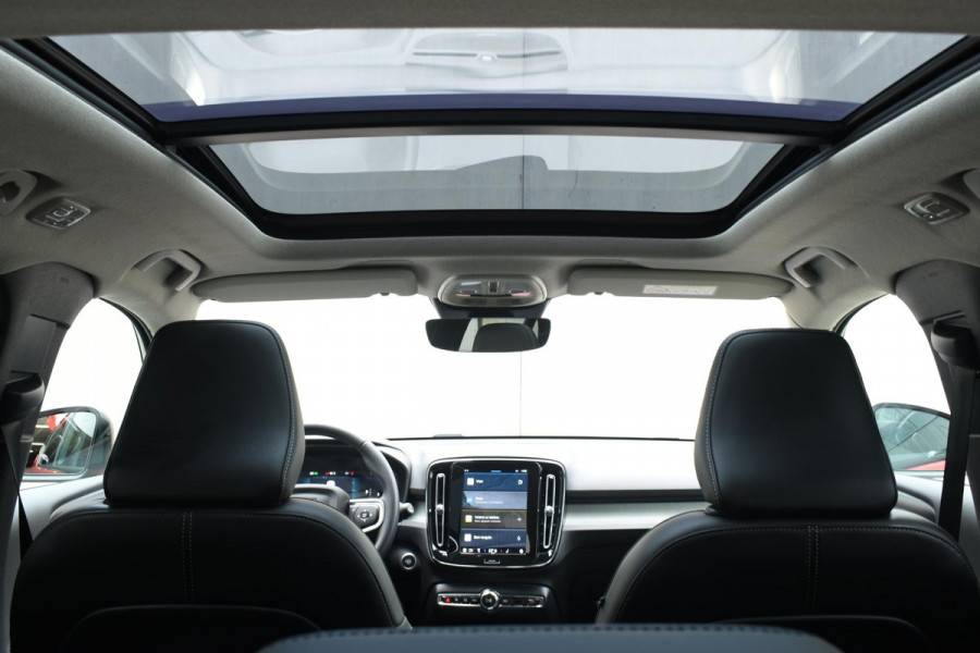 Volvo XC40 B4 211PK Automaat Ultimate Dark / Adaptieve Cruisecontrol / Elektr. schuifdak / Leer / Stoelverwarming / Stuurverwarming / Elektrische Stoelen / Elektr. achterklep / Harman Kardon / 360 graden camera /20" velgen